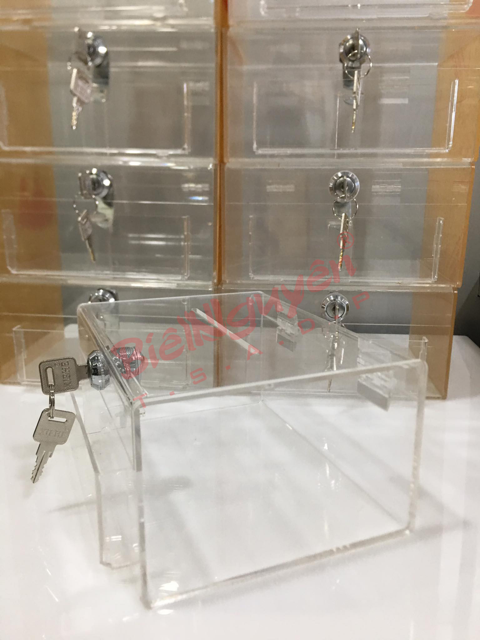 Hộp mica trong có ổ khóa